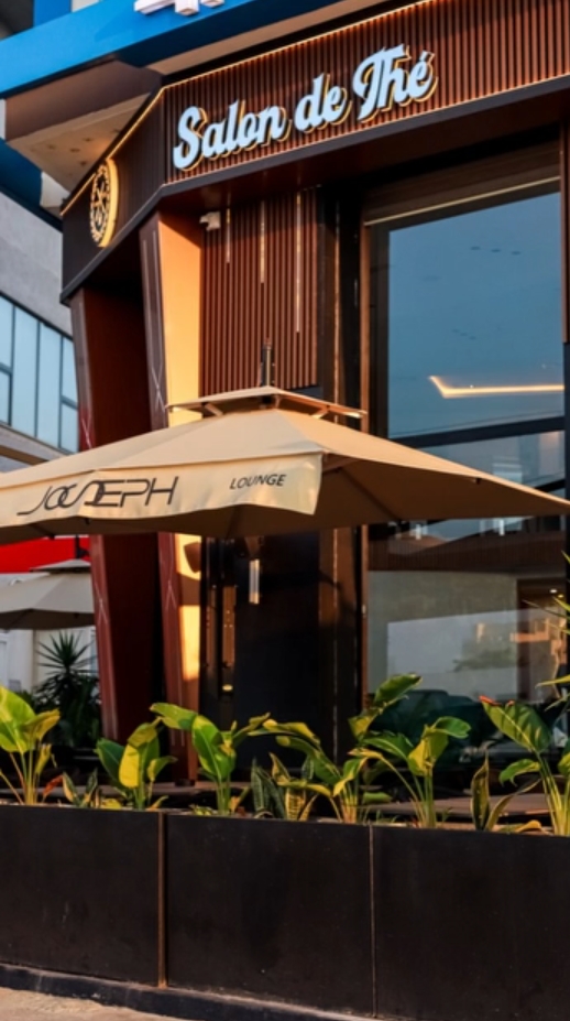Façade et terrasse du Joseph Coffee Lounge à Boumhel