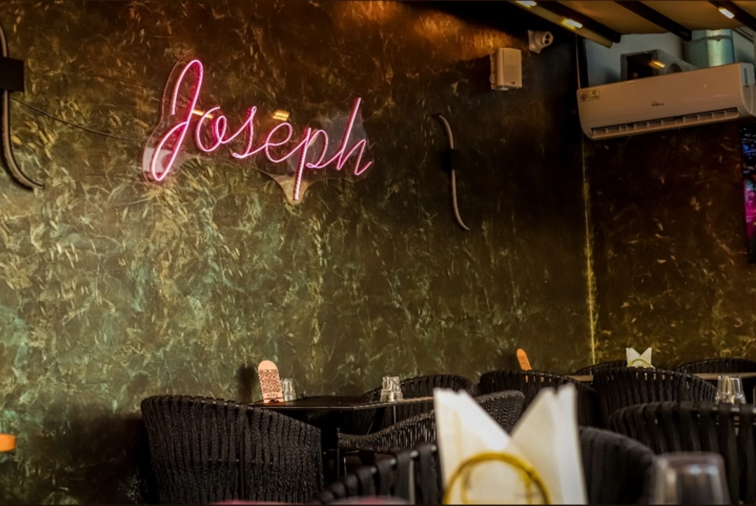 Salle du Joseph Coffee Lounge avec l'enseigne néon Joseph